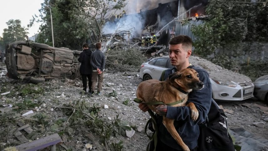 Um morador passeia com seu cachorro no local de um ataque russo com drones e mísseis, em meio ao ataque da Rússia à Ucrânia , em Kiev, Ucrânia, em 2 de junho de 2026 — Foto: REUTERS/Stringer