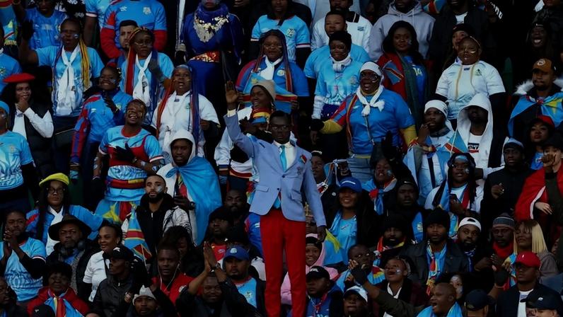 Michel Nkuka Mboladinga posa como estátua do herói da independência do país, Patrice Lumumba