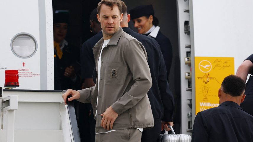 Manuel Neuer, goleiro da Alemanha, no embarque da delegação para a Copa do Mundo — Foto: Reuters/Kai Pfaffenbach
