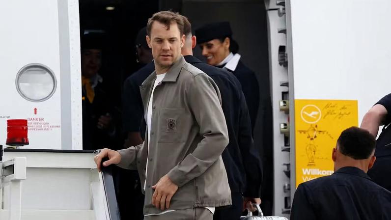 Manuel Neuer, goleiro da Alemanha, no embarque da delegação para a Copa do Mundo — Foto: Reuters/Kai Pfaffenbach
