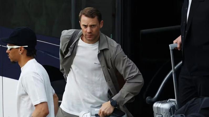 Manuel Neuer em embarque da seleção da Alemanha para os Estados Unidos para a Copa do Mundo — Foto: Kai Pfaffenbach/Reuters