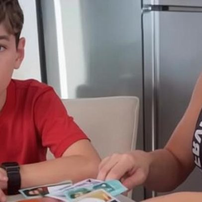Mãe encontra figurinha rara do álbum da Copa e reação do filho viraliza
