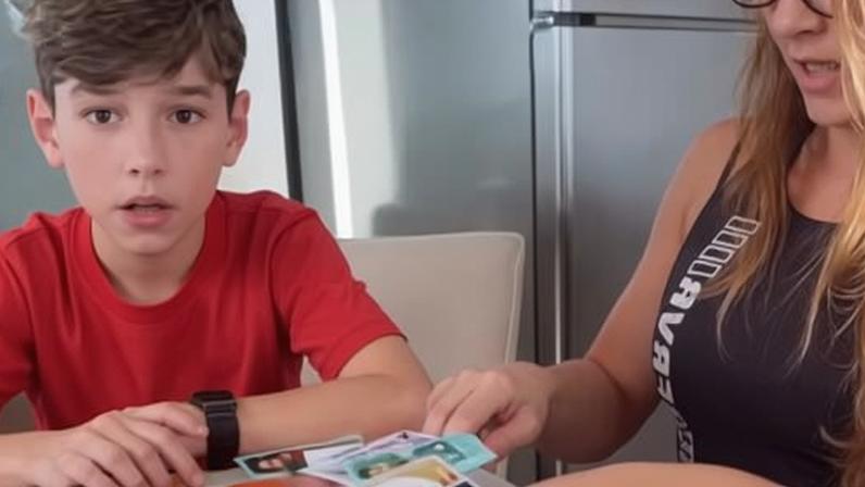 Mãe encontra figurinha rara do álbum da Copa e reação de filho viraliza