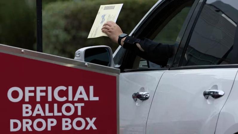 Eleitor em San Diego deixa cédula em urna especial 'drive-thru' — Foto: REUTERS/Mike Blake