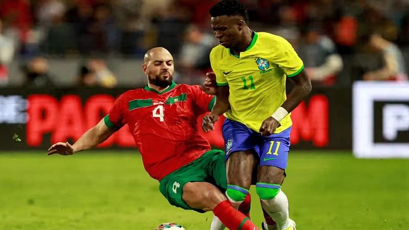 Sofyan Amrabat, do Marrocos, comete falta em Vinicius Junior, do Brasil, em amistoso realizado em março de 2023