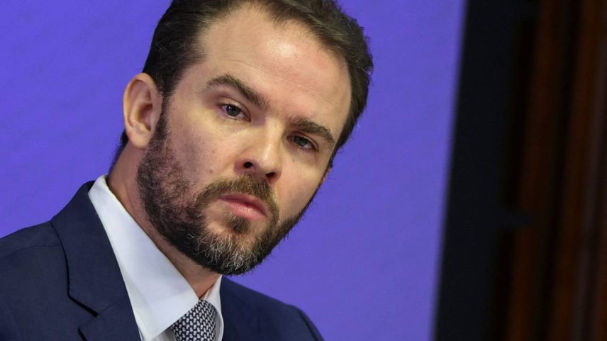 O ministro da Fazenda do Brasil, Dario Durigan, acompanha reunião ministerial após o governo Trump propor uma nova tarifa punitiva de 25% sobre muitas importações brasileiras, no Palácio do Planalto, em Brasília, Brasil, em 3 de junho de 2026. REUTERS/Adriano Machado