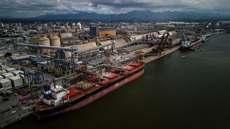 Imagem de drone de navios graneleiros no porto de Paranaguá (PR), 25 de março de 2026. REUTERS/Rodolfo Buhrer