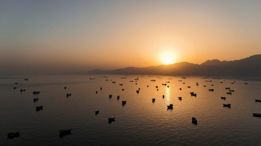 Vista aérea de embarcações ancoradas no Estreito de Ormuz — Foto: Reuters/Stringer