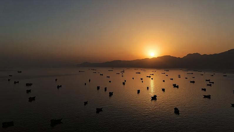 Vista aérea de embarcações ancoradas no Estreito de Ormuz , a partir de Musandam, Omã, em 3 de junho de 2026.