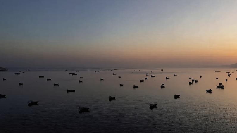 Embarcações ancoradas no Estreito de Ormuz: fechamento da passagem marítima elevou preços de energia e gerou inflação na China