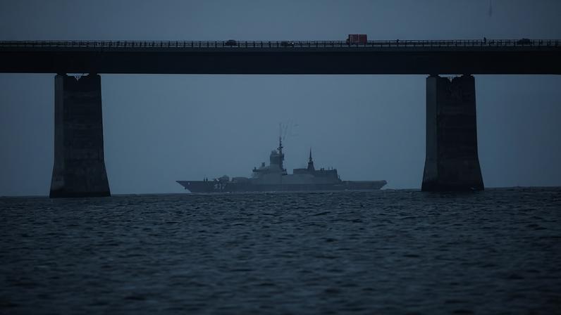 A corveta Boikiy, da classe Steregushchy da Marinha Russa, navega sob a ponte do Grande Belt em direção ao Mar Báltico , em Korsor, Dinamarca, em 24 de janeiro de 2026
