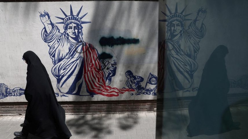 Uma mulher caminha ao lado de um mural anti-EUA em uma rua de Teerã , Irã, em 1º de junho de 2026 — Foto: Majid Asgaripour/WANA (West Asia News Agency) via REUTERS
