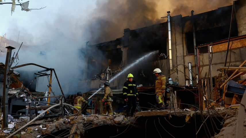 Bombeiros trabalham no local de uma oficina mecânica danificada durante ataques com mísseis e drones russos, em meio ao ataque da Rússia à Ucrânia, em Kiev , Ucrânia, em 2 de junho de 2026 — Foto: REUTERS/Valentyn Ogirenko/Foto de Arquivo