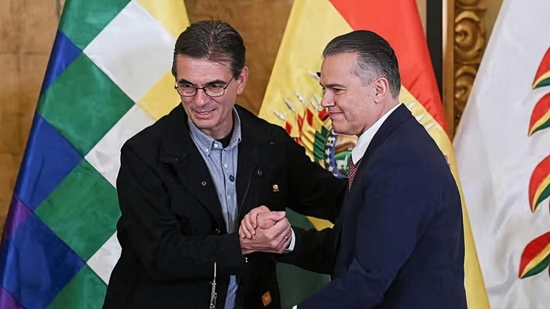 Rodrigo Paz (à esq.), presidente da Bolívia, cumprimenta Ernesto Justiniano, novo ministro da Defesa — Foto: Claudia Morales/Reuters