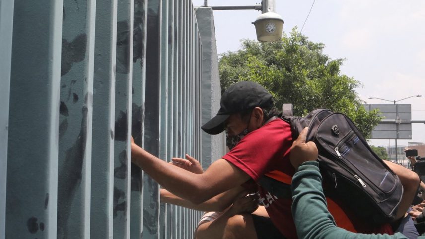 Professores da Coordenação Nacional dos Trabalhadores da Educação (CNTE) do México escalam uma cerca enquanto tentam invadir a Secretaria de Educação Pública (SEP) durante um protesto para exigir melhores salários e aposentadorias, sob o lema "Se não houver solução, a bola não rola", às vésperas da Copa do Mundo da FIFA de 2026, na Cidade do México — Foto: REUTERS/Paola Garcia