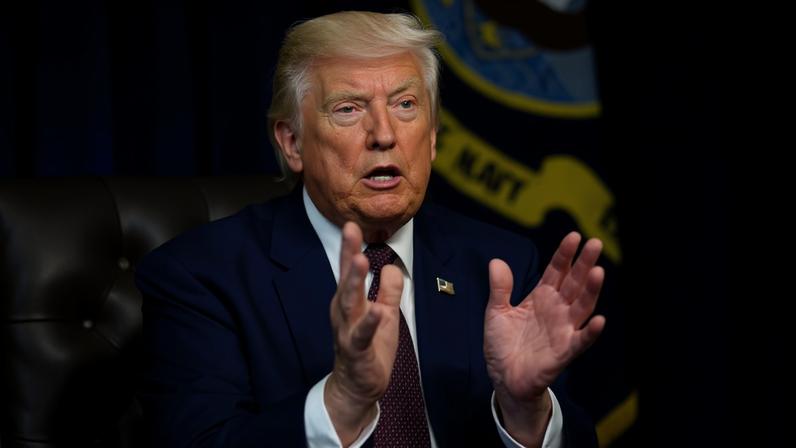 O presidente dos EUA, Donald Trump, fala com repórteres após assinar uma ordem executiva no Salão Oval da Casa Branca, em 3 de junho de 2026 — Foto: REUTERS/Kevin Lamarque