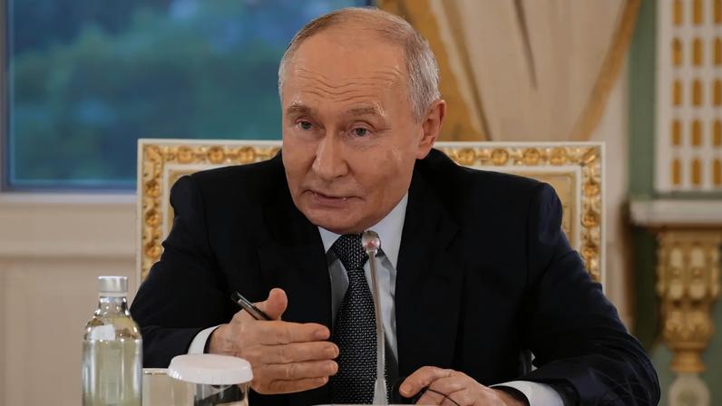 Presidente da Russia, Vladimir Putin, fala com representantes de agências internacionais , durante o Fórum Econômico Internacional de São Petesburgo, em 4 de junho de 2026 (Foto: Dmitri Lovetsky/Pool via REUTERS)