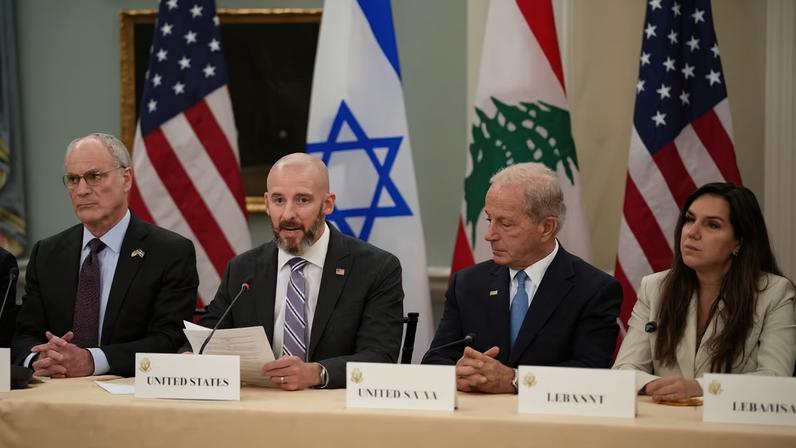 O chefe de gabinete do Departamento de Estado, Daniel Holler, discursa enquanto o embaixador de Israel nos EUA, Yechiel Leiter, e a embaixadora do Líbano nos EUA, Nada Hamadeh, acompanhados pelo embaixador dos EUA no Líbano, Michel Issa — Foto: REUTERS/Nathan Howard