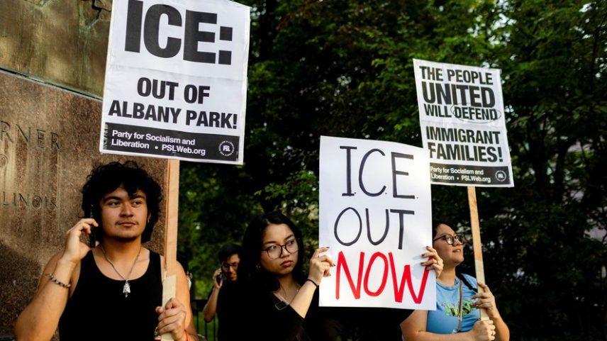 Manifestantes exibem cartazes contra o ICE durante um protesto contra as operações de fiscalização da imigração realizadas por agentes federais no bairro de Albany Park, em Chicago, Illinois, EUA, em 3 de junho de 2026