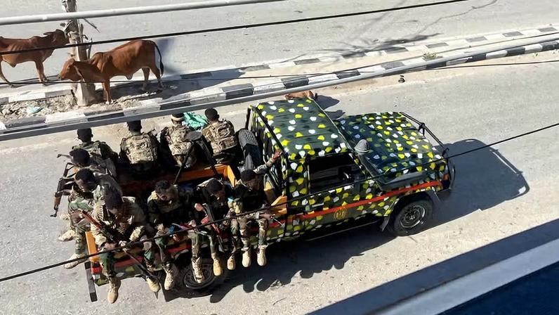 Um caminhão transportando forças de segurança somalis trafega por uma estrada antes de um protesto planejado contra o presidente da Somália , Hassan Sheikh Mohamud, por sua decisão de permanecer no cargo após o término de seu mandato no mês passado, em Mogadíscio, Somália , 4 de junho de 2026.