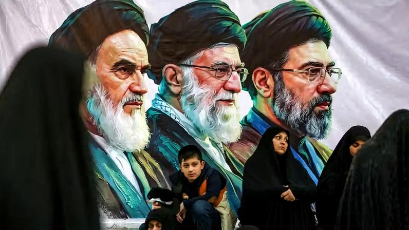 Pessoas se reúnem perto de uma faixa com imagens do falecido líder da Revolução Islâmica do Irã, o aiatolá Ruhollah Khomeini, do falecido Líder Supremo do Irã, o aiatolá Ali Khamenei, e do Líder Supremo do Irã, Mojtaba Khamenei , no dia da cerimônia do 37º aniversário da morte do aiatolá Ruhollah Khomeini, no santuário de Khomeini, no sul de Teerã, Irã, em 4 de junho de 2026