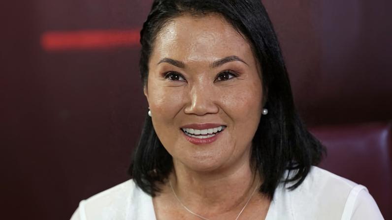 Peru - 05/06/2026 - A combination picture shows Peru's leftist candidate Roberto Sanchez and right-wing presidential candidate Keiko Fujimori speaking during a televised debate ahead of the June 7 runoff presidential vote, in Lima, Peru, May 31, 2026. REUTERS/Alessandro Cinque/Proibida reprodução
