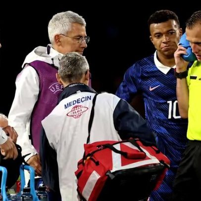 Árbitro recebe atendimento médico após trombada com jogador da Costa do Marfim