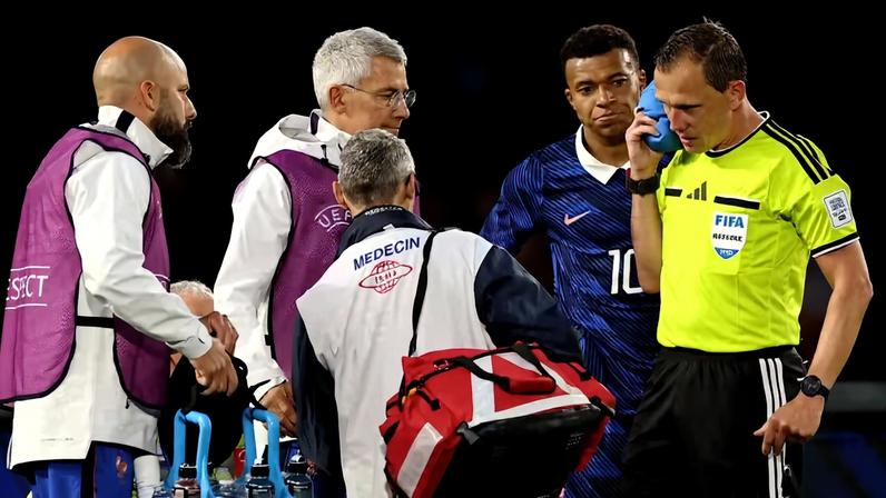 Árbitro Sebastian Gishamer recebe atendimento médico em França x Costa do Marfim — Foto: REUTERS/Gonzalo Fuentes