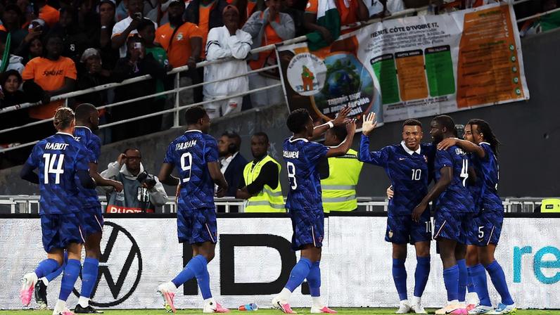 Jogadores da França comemoram gol de Cherki em amistoso contra a Costa do Marfim — Foto: Gonzalo Fuentes/Reuters