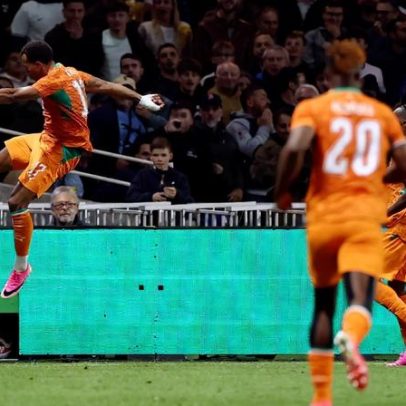 Irmão de estrela francesa joga pela Costa do Marfim, marca e chuta bandeira