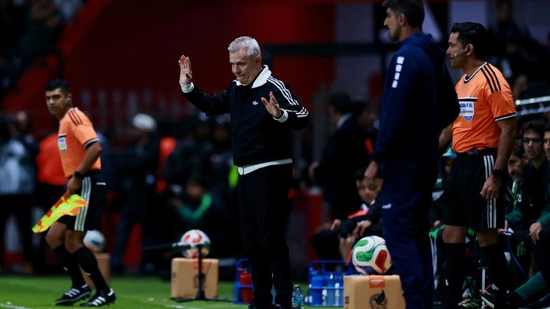 Técnico da seleção do México, Javier Aguirre, em amistoso contra a Sérvia antes da Copa do Mundo, no estádio Nemesio Diez, em Toluca — Foto: Eloisa Sanchez/Reuters
