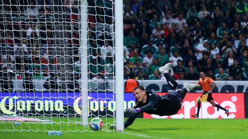 Filip Stankovic tenta fazer uma defesa enquanto Stefan Bukinac marca contra — Foto: REUTERS/Eloisa Sanchez