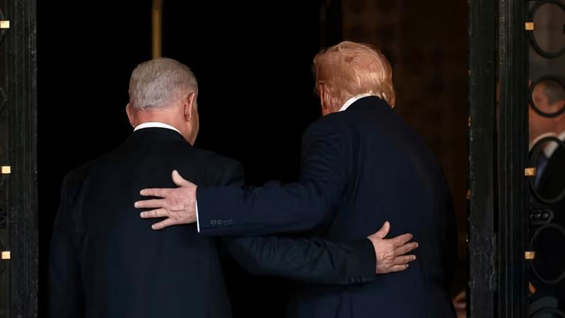 O presidente dos EUA, Donald Trump , e o primeiro-ministro israelense, Benjamin Netanyahu, se abraçam ao entrarem no clube Mar-a-Lago de Trump em Palm Beach, Flórida, EUA, em 29 de dezembro de 2025