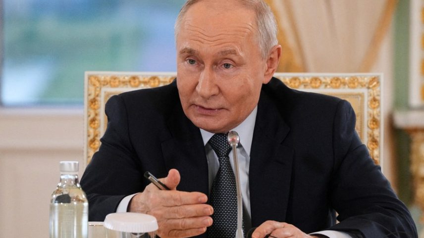 O presidente russo Vladimir Putin conversa com representantes de agências de notícias internacionais à margem do Fórum Econômico Internacional de São Petersburgo, no Palácio de Constantino, em São Petersburgo, Rússia, em 4 de junho de 2026.