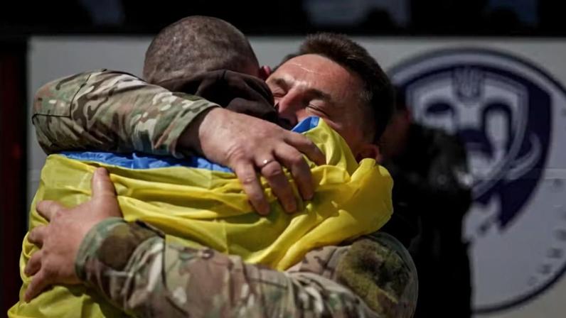 Um prisioneiro de guerra ucraniano abraça um homem após uma troca, em meio ao ataque da Rússia à Ucrânia , em um local não divulgado na Ucrânia , em 5 de junho de 2026