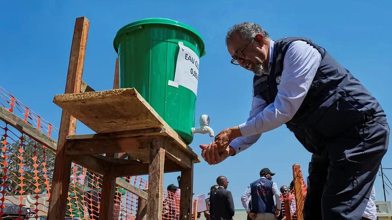 O Diretor-Geral da Organização Mundial da Saúde (OMS), Tedros Adhanom Ghebreyesus, visita o Centro Médico Evangélico (CEM), uma das instalações na linha de frente da resposta ao surto de Ebola , durante sua visita para coordenar a resposta ao surto , enquanto as agências intensificam os esforços para conter um novo surto de Ebola causado pela cepa do vírus Bundibugyo, em Bunia, província de Ituri, República Democrática do Congo, 31 de maio de 2026 — Foto: REUTERS/Gradel Muyisa Mumbere/Foto de Arquivo