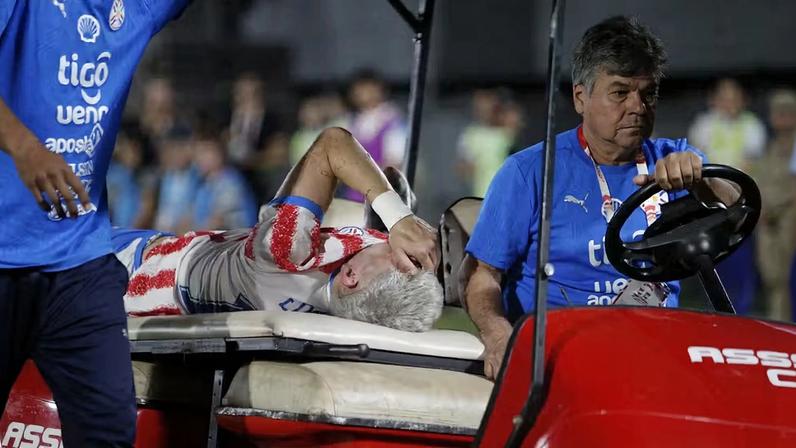 Julio Enciso deixa jogo do Paraguai no carrinho maca — Foto: Cesar Olmedo/Reuters