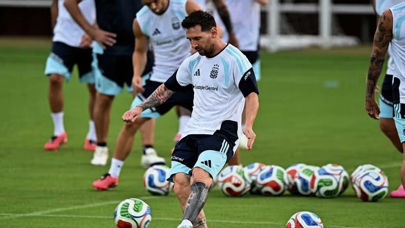 Lionel Messi no treino da Argentina na véspera do amistoso contra Honduras — Foto: Reuters/Maria Lysaker