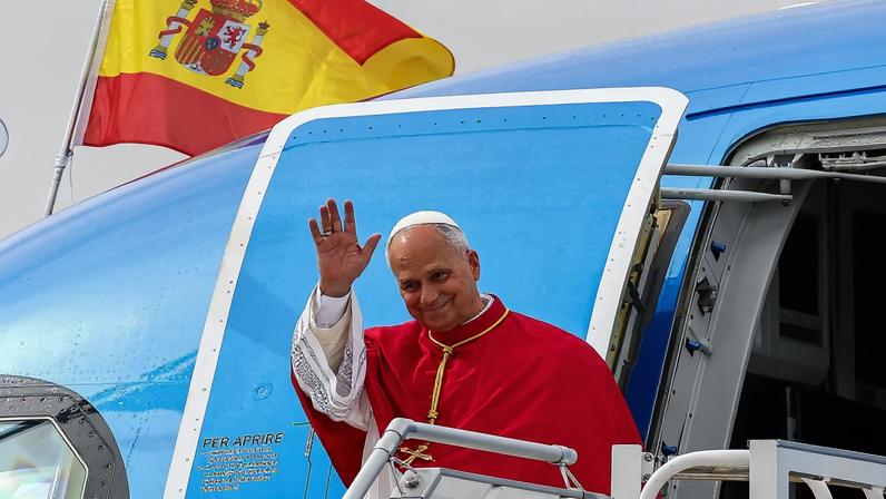 O papa Leão XIV acena ao chegar ao aerorpoto de Madri para visita à Espanha, em 6 de junho de 2026. — Foto: Yara Nardi/ Reuters