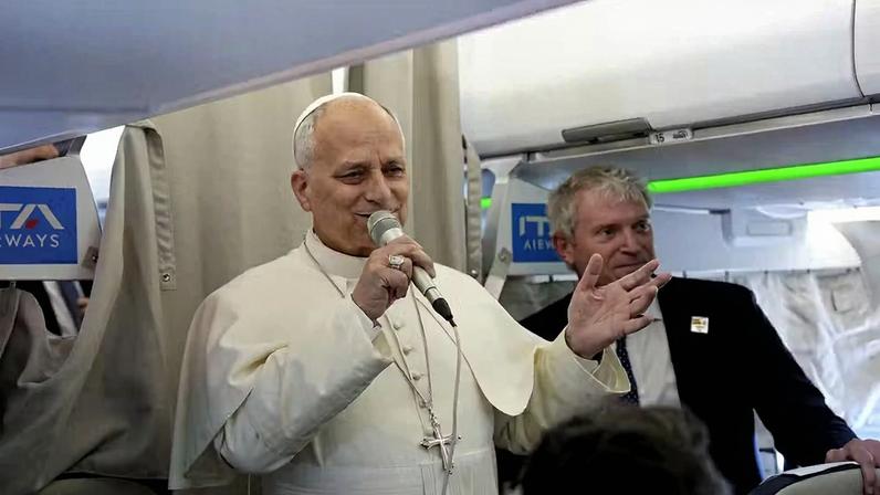 Papa Leão XIV em viagem para Madri — Foto: Alessandra Tarantino/Pool via REUTERS