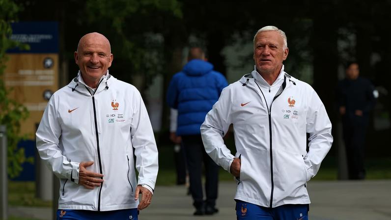 Guy Stéphan e Didier Deschamps em treino da seleção francesa — Foto: REUTERS/Gonzalo Fuentes