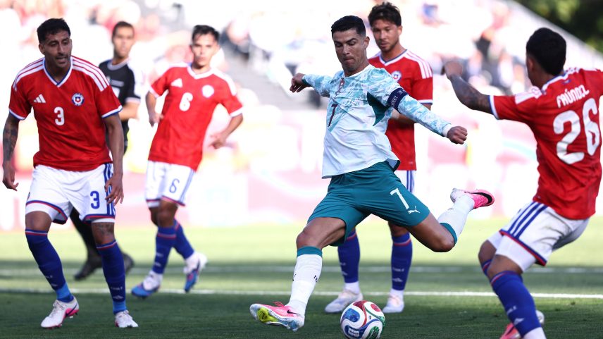 Cristiano Ronaldo tenta finalização durante Portugal x Chile — Foto: REUTERS/Rodrigo Antunes