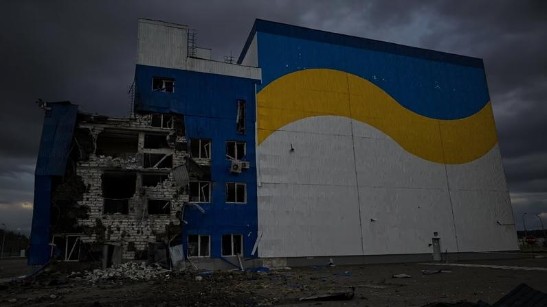 Uma imagem divulgada pela Energoatom, empresa ucraniana, mostra os danos a uma instalação de armazenamento de combustível nuclear usado, após o que a empresa descreveu como um ataque de drone, em meio ao ataque da Rússia à Ucrânia, perto de Chernobyl, na imagem sem data divulgada em 7 de junho de 2026.