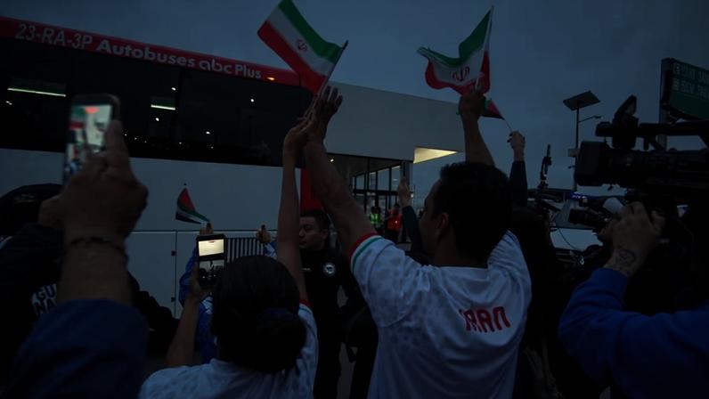 Torcedores iranianos acompanham chegada da seleção na cidade de Tijuana, no México