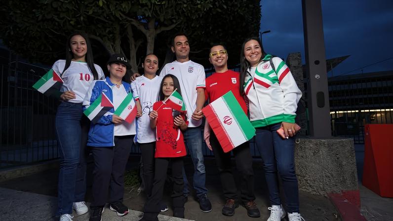 Torcedores no Aeroporto Internacional de Tijuana, no México, recepcionam a seleção do Irã na chegada para a disputa da Copa do Mundo, no dia 7 de junho de 2026 — Foto: Victor Medina/Reuters