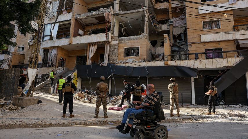 Fachada de prédio destruída em um subúrbio de Beirute, no Líbano, após bombardeio de Israel na região, em 7 de junho de 2026. — Foto: Mohamed Azakir/ Reuters