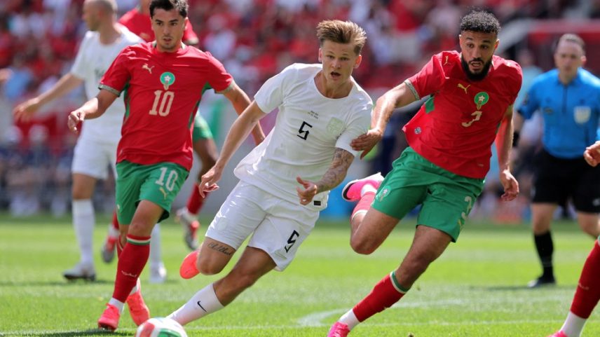 Mazraoui (à dir.) jogou menos de 30 minutos no amistoso — Foto: Reuters/Brad Penner