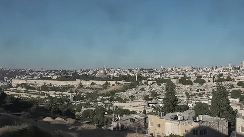 Sirenes soam, explosões são ouvidas em Jerusalém