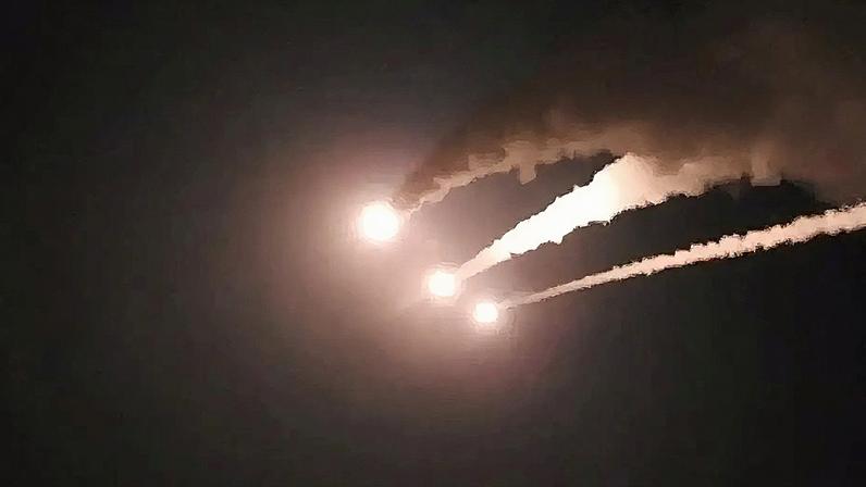 Nesta imagem estática extraída de um vídeo divulgado em 7 de junho de 2026, o Irã lança mísseis em direção a Israel, em um local desconhecido. Pool via WANA (West Asia News Agency)/ via REUTERS