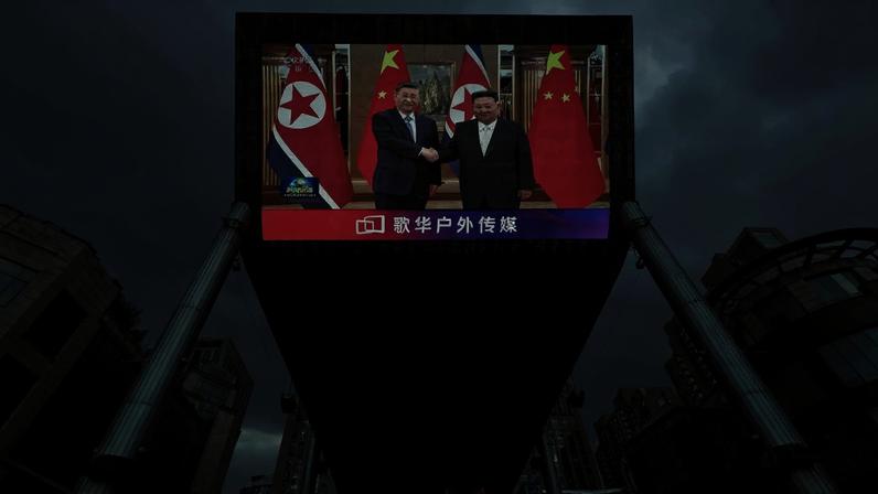 Tela gigante em uma área de compras em Pequim mostra imagens do presidente chinês, Xi Jinping, visitando a Coreia do Norte 8 de junho de 2026 REUTERS/Tingshu Wang